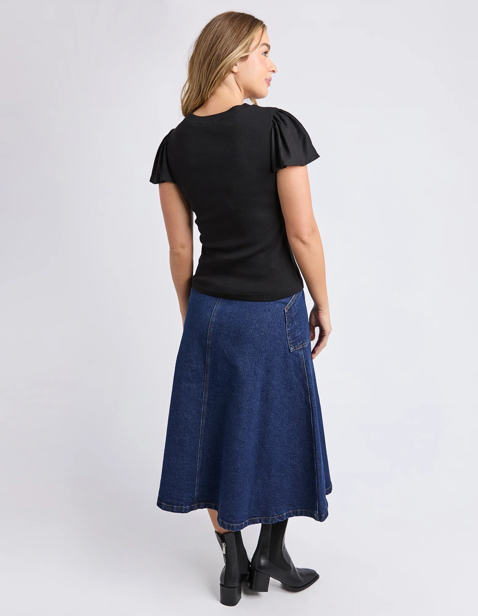 Elle Rib Tee Black - Image 4